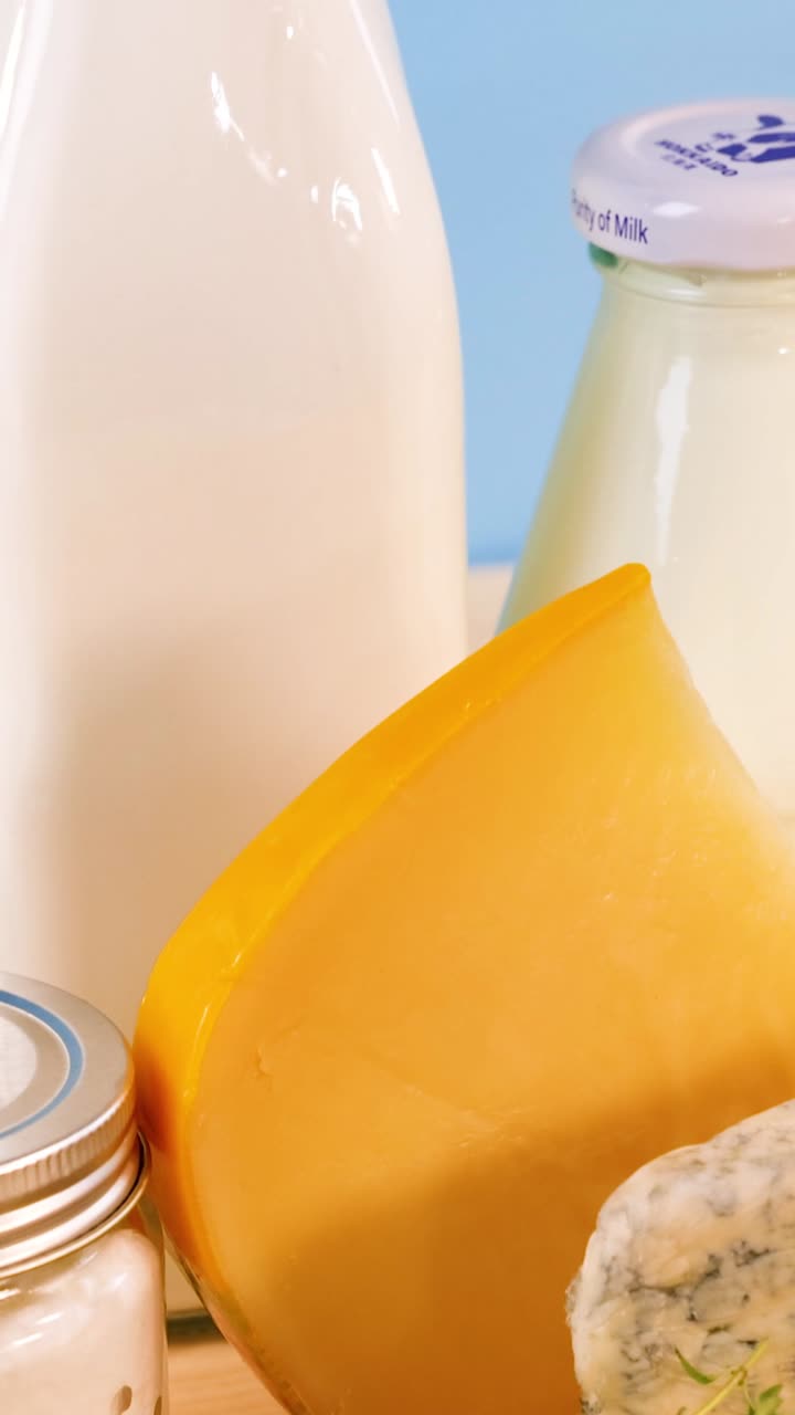 productos lácteos variados expuestos en una mesa