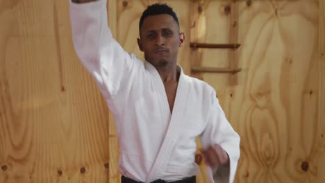 judoka usando un sable de madera