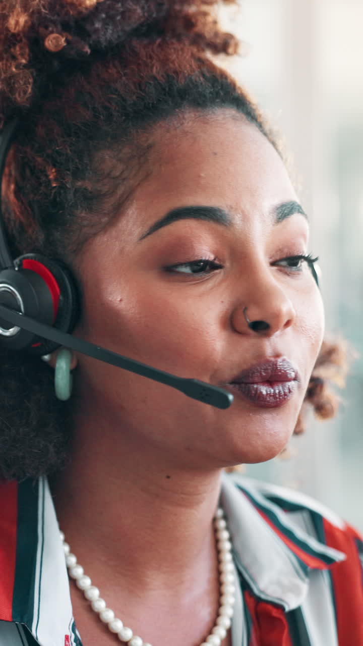 Donna sorridente con auricolare che parla in un call center