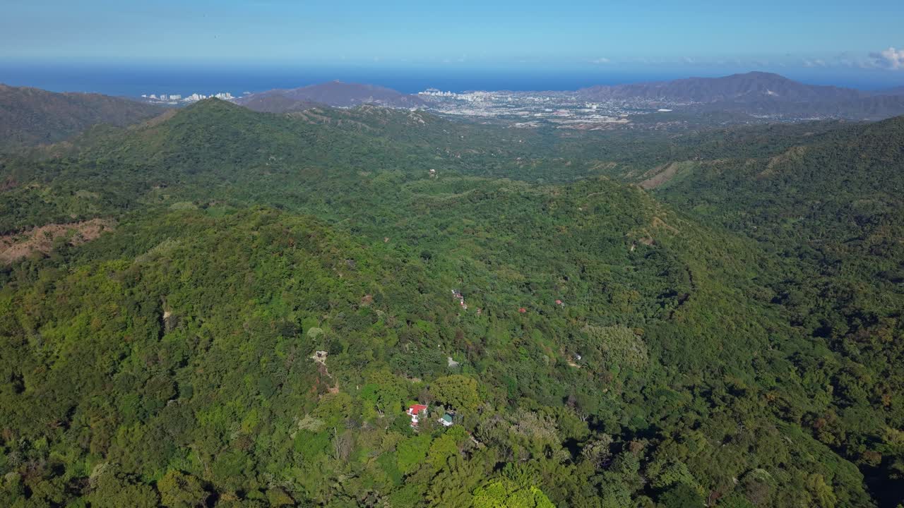Exuberante paisaje verde de Minca, Colombia, pueblo en las montañas de Sierra Nevada