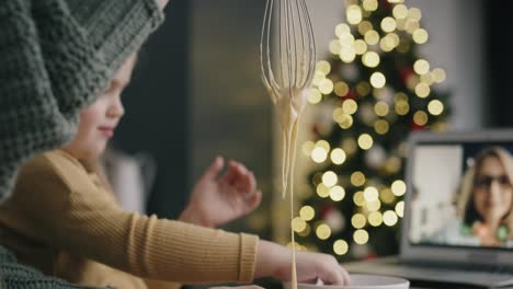 Nachtvideo-Einer-Familie,-Die-Beim-Backen-Eine-Videokonferenz-Abhält