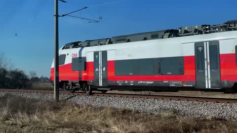 tren de pasajeros en el área rural, austria, europa