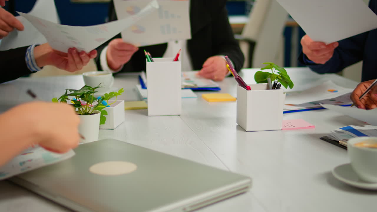 다양한 스타트업 회사 동료들이 직장에서 만나고, 브리핑하고 아이디어를 공유하는 근접