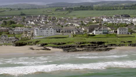 ciudad y playa de castlerock en la costa norte de irlanda del norte