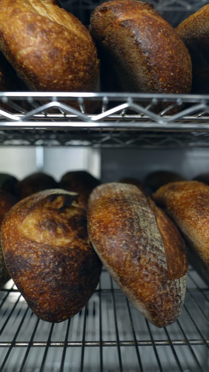 печеный хлеб на металлических стойках