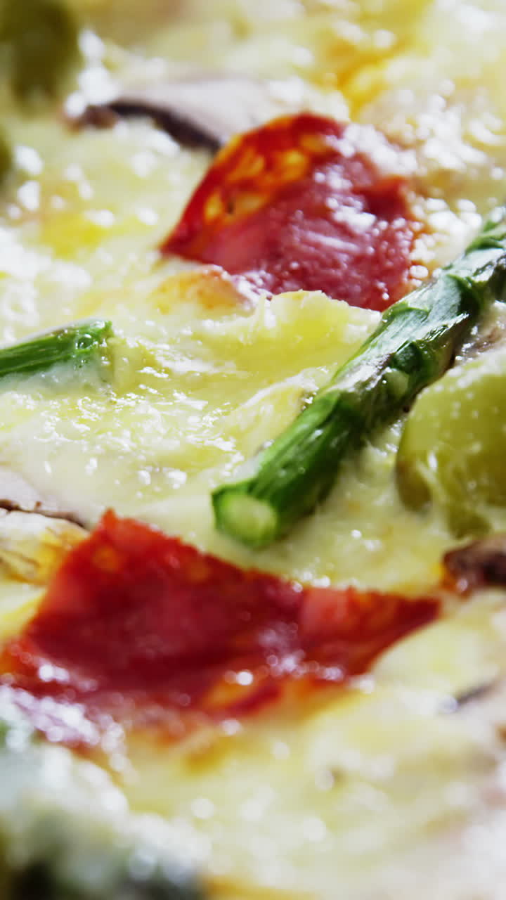 pizza al horno con aderezos de verduras