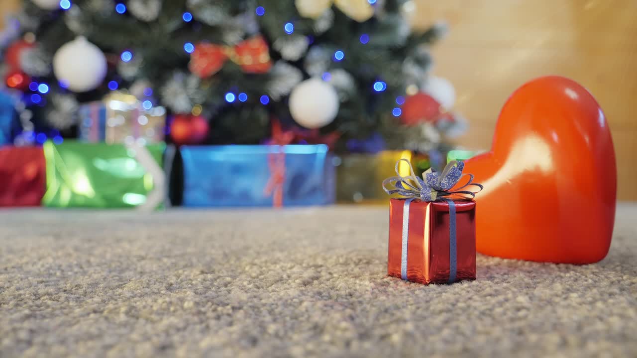 pequeño regalo en la caja roja con corazón