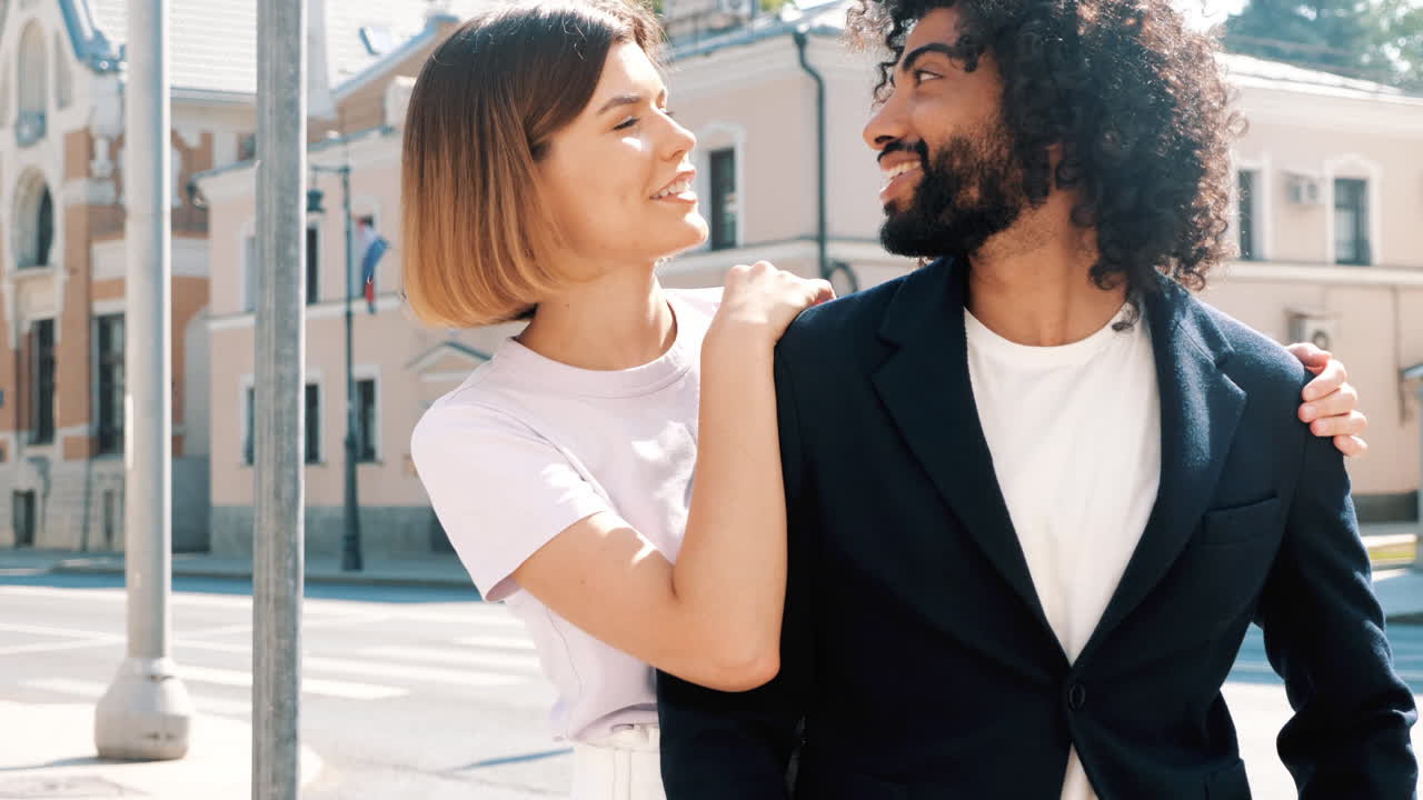 pareja en una ciudad