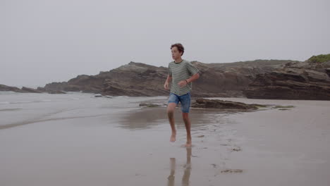 niño corriendo en la playa
