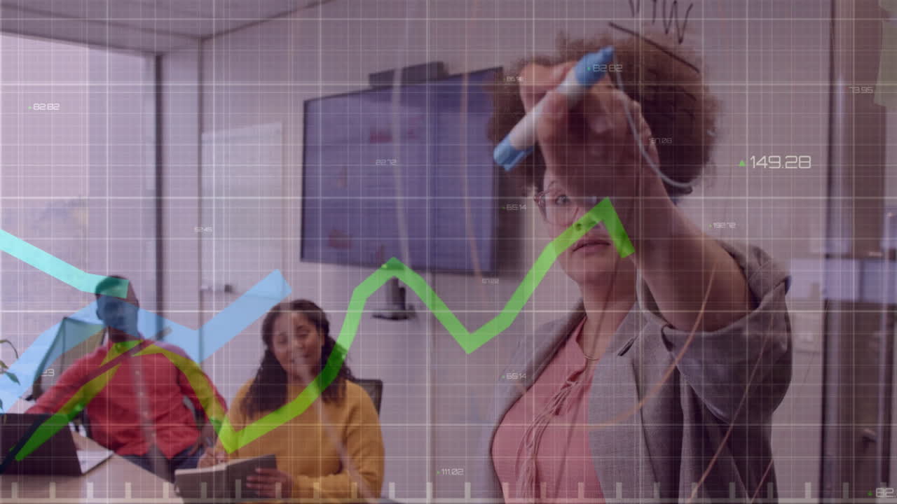 animación del procesamiento de datos financieros sobre diversas personas de negocios en la oficina