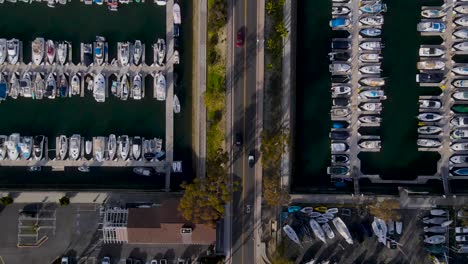 Antena-De-Arriba-Hacia-Abajo-De-La-Carretera-Que-Separa-Dos-áreas-Completas-De-Atraque-De-Barcos