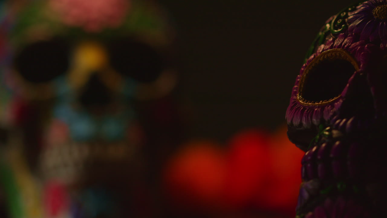 cerca de la naturaleza muerta de cráneos decorados celebrando la fiesta mexicana de dia de muertos o día de los muertos