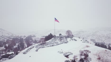 美國國旗在雪山頂上自豪地搖<unk>的空中拍攝