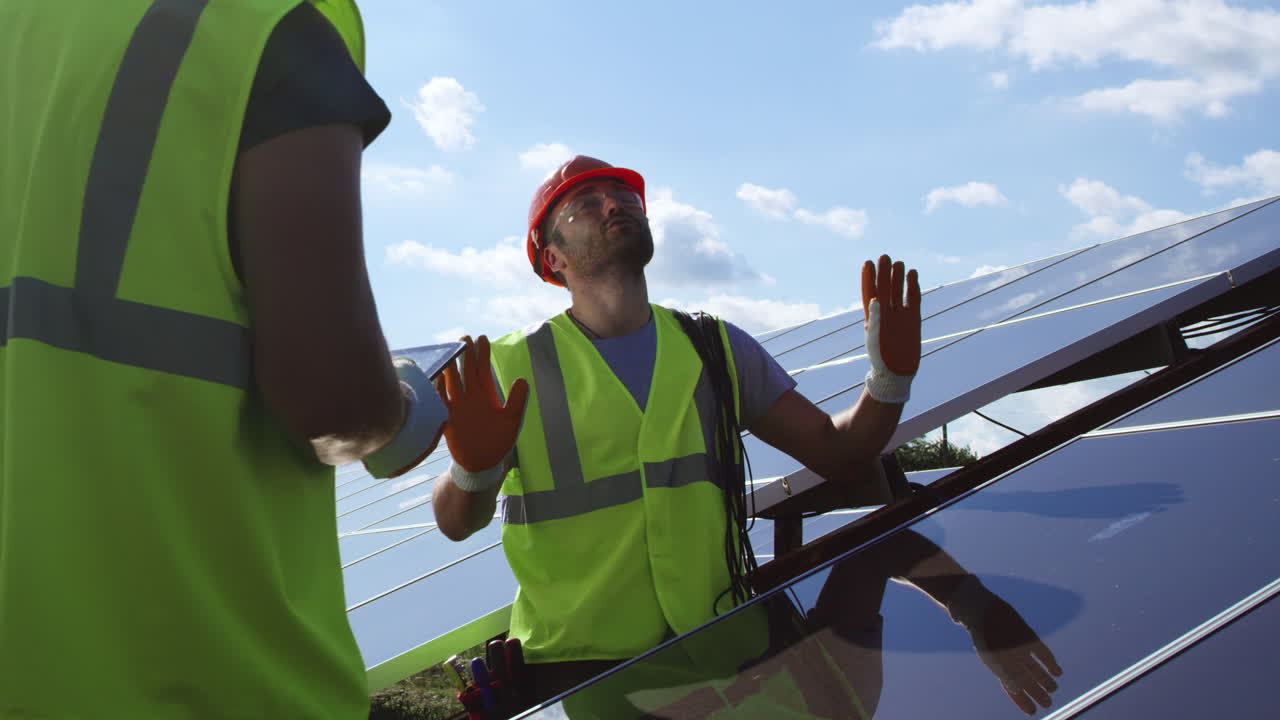 instalación de paneles solares por parte de los trabajadores