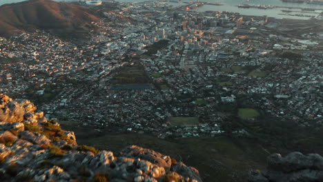 Antena-Que-Revela-El-Amanecer-Sobre-La-Ciudad-De-Ciudad-Del-Cabo-Vista-Desde-La-Montaña-De-La-Mesa