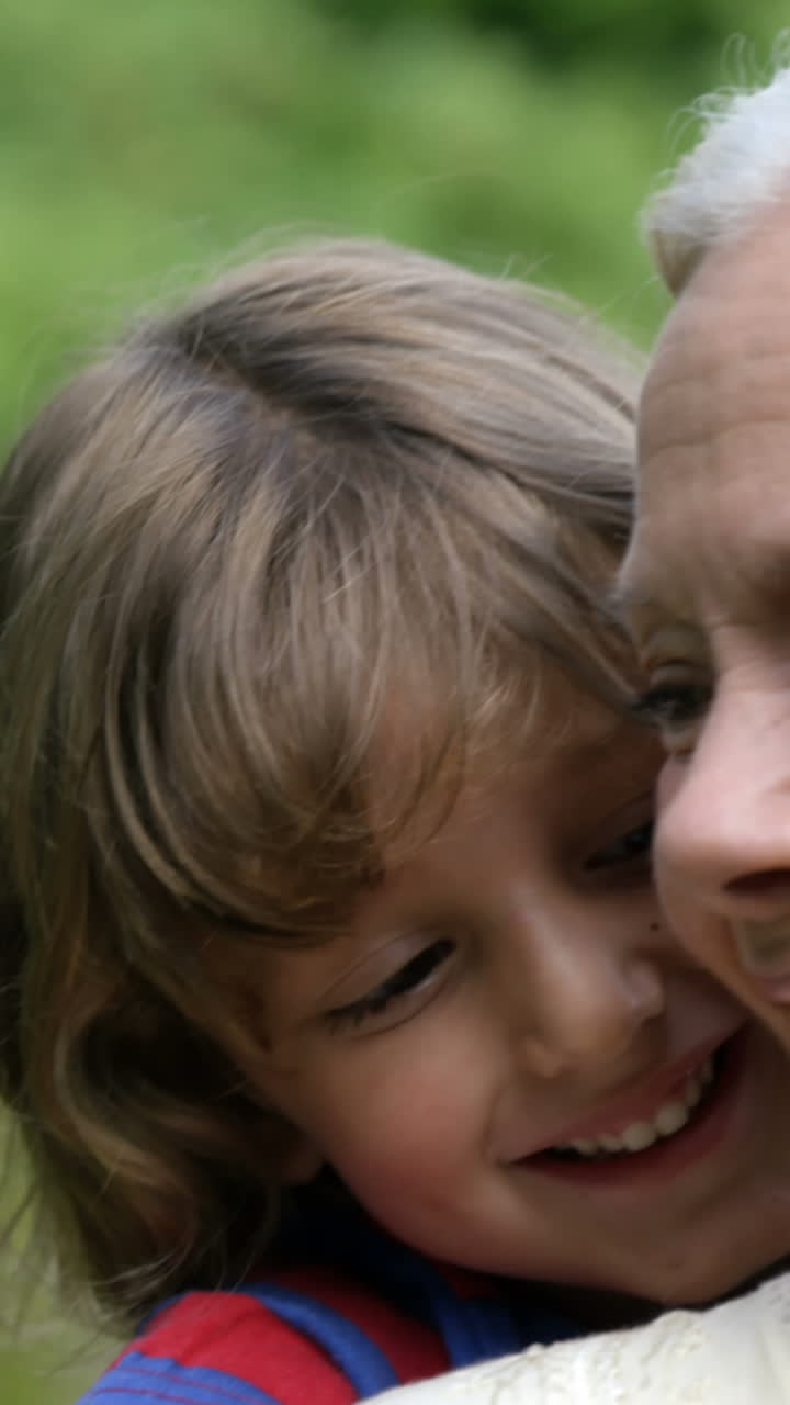 Nonna e bambino che sorridono