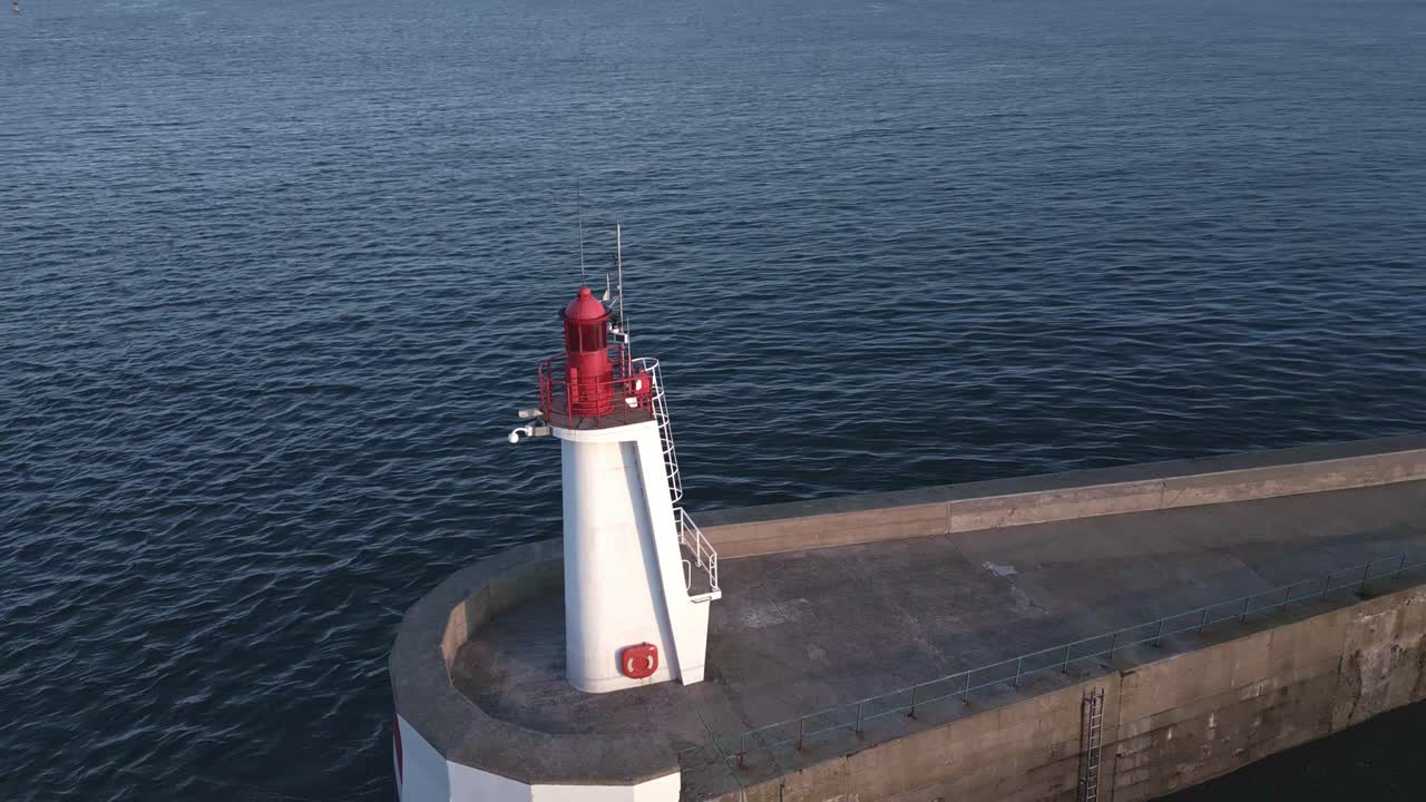 faro y muelle de saint-malo al atardecer, bretaña en francia