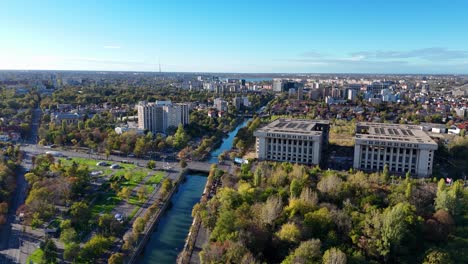 Drohnenansicht-Des-Dambovita-Flusses-Mit-Dem-Universitätskrankenhaus-Von-Bukarest-Im-Hintergrund