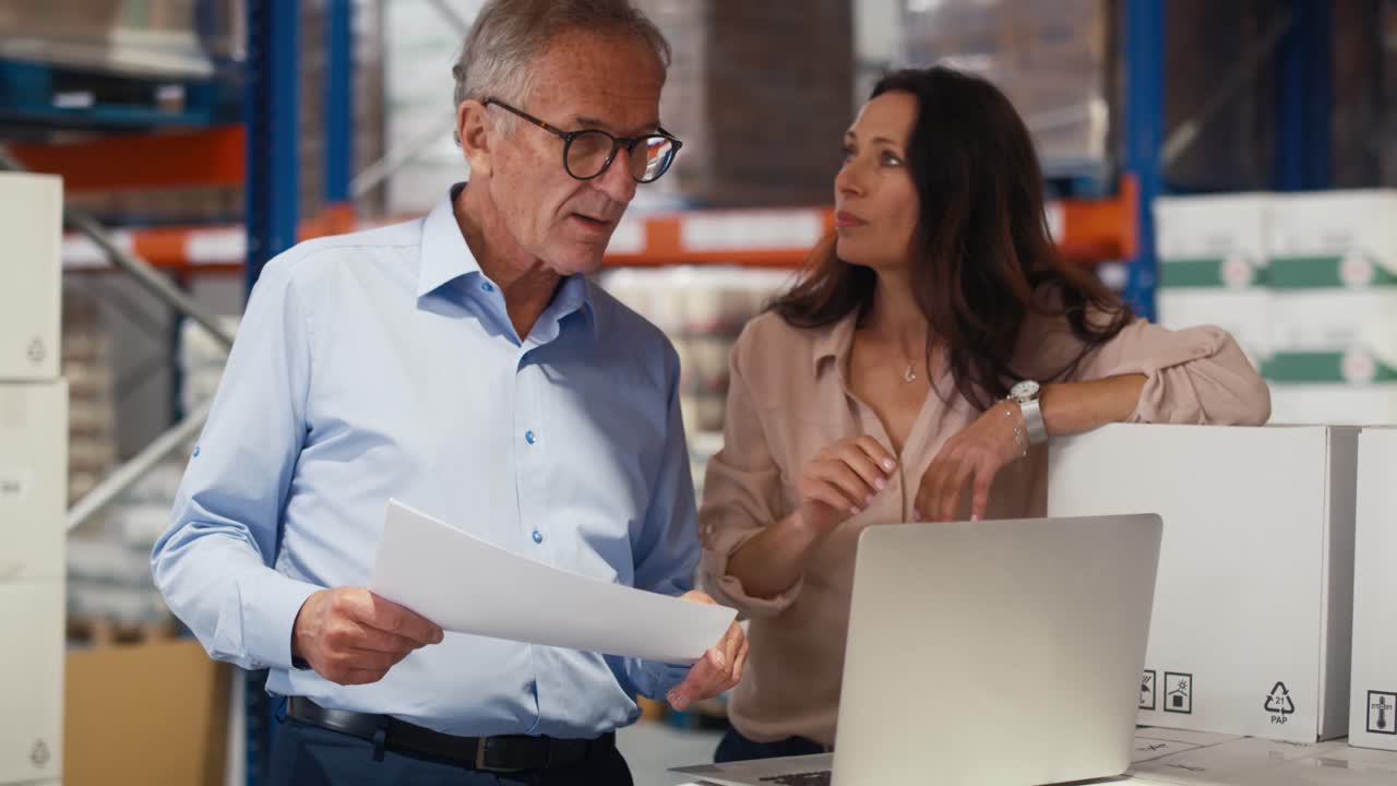 mujer madura y hombre trabajando juntos en el almacén.