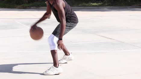 Hombre-Negro-Jugando-Baloncesto-En-El-Campo-De-Deportes