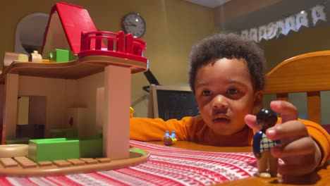 Dreijähriges-Süßes-Schwarzes-Kind,-Das-Zu-Hause-Mit-Seinem-Spielzeughaus-Spielt