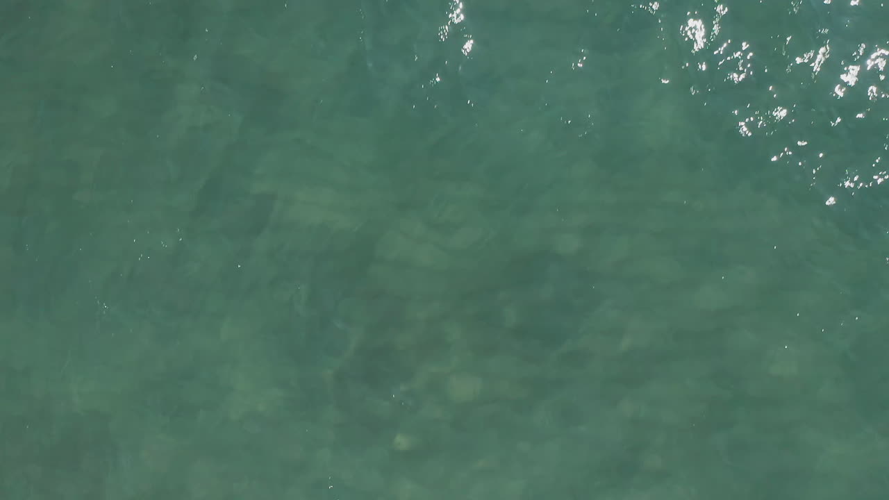 superficie de agua azulada