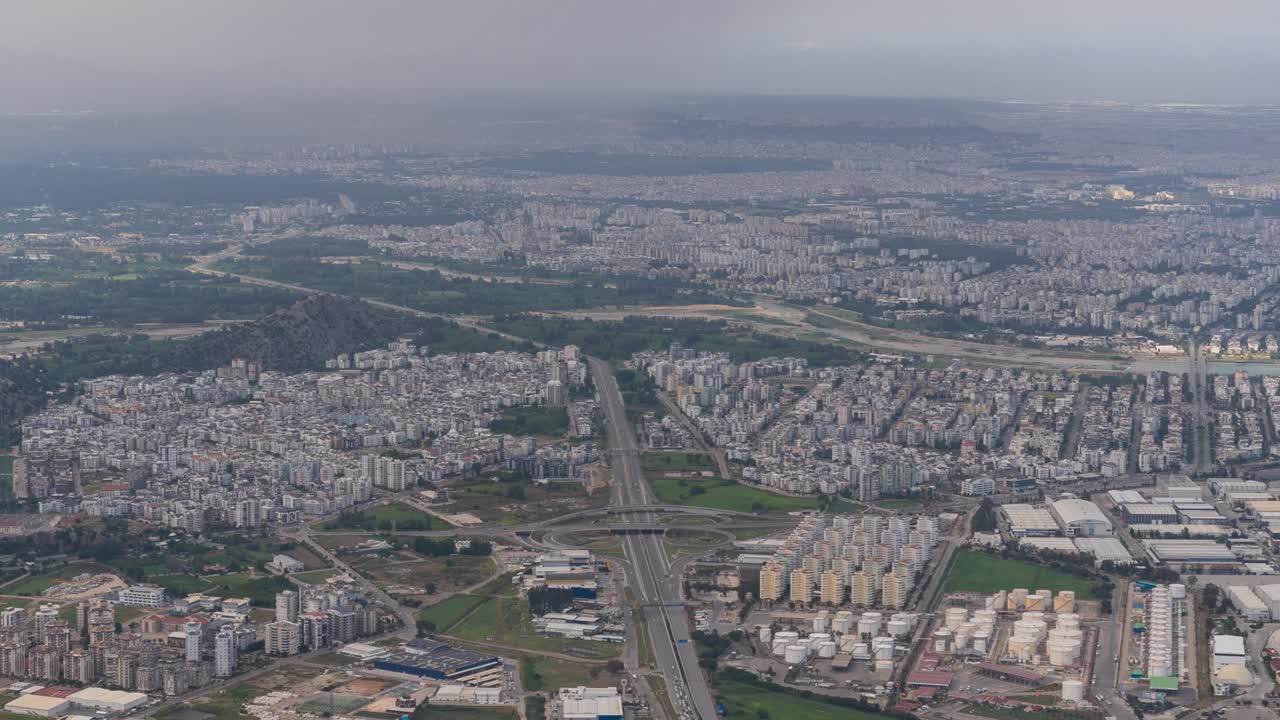 언덕 꼭대기에서 볼 수 있는 안탈리아 시의 전망.
