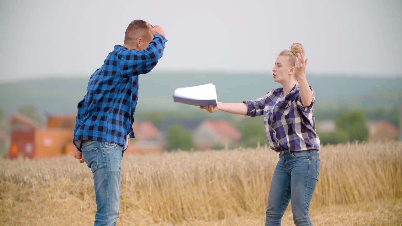 сельскохозяйственный бизнес два фермера спорят на ферме 2