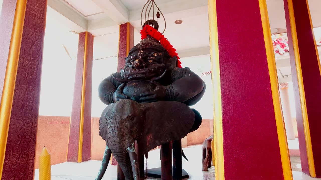 estatua de buda rahu en el templo del dragón wat samphran, provincia de sam phran tailandia