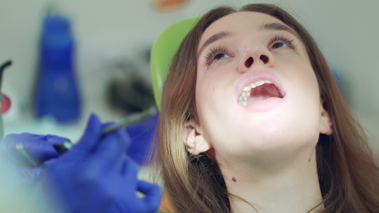 paciente femenina en la revisión del dentista en la clínica. tratamiento de dientes en el consultorio del dentista