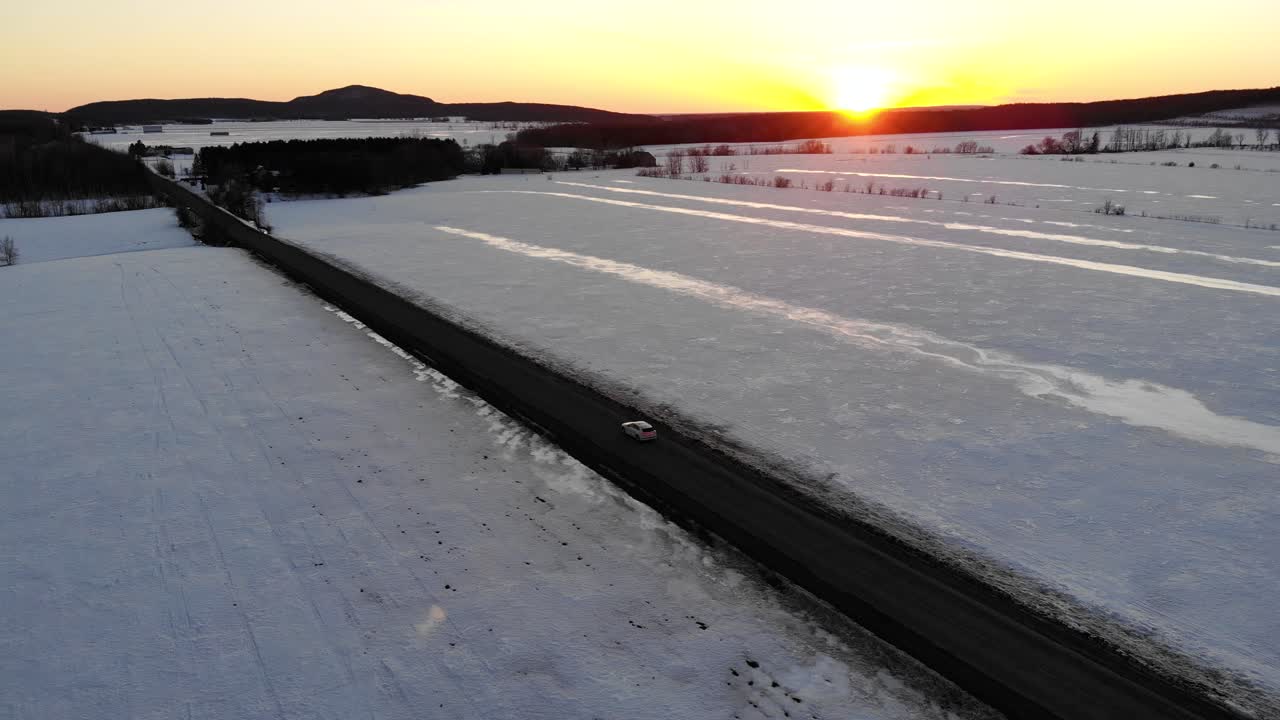 긴 도로에서 운전하는 자동차의 드론