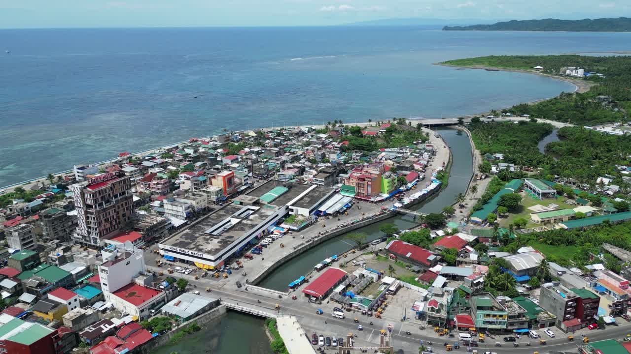 높은 각도, 상승, 해안가 마을 비락, 카탄두아네스, 교통량이 많은 필리핀, 바다를 배경으로 한 조감도