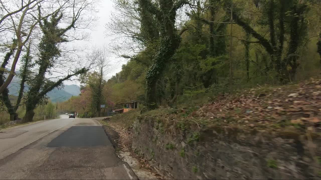 물 샘으로 가는 길, 알바니아의 사란데 근처 파란 눈의 푸른 물, 영화 같은 장소