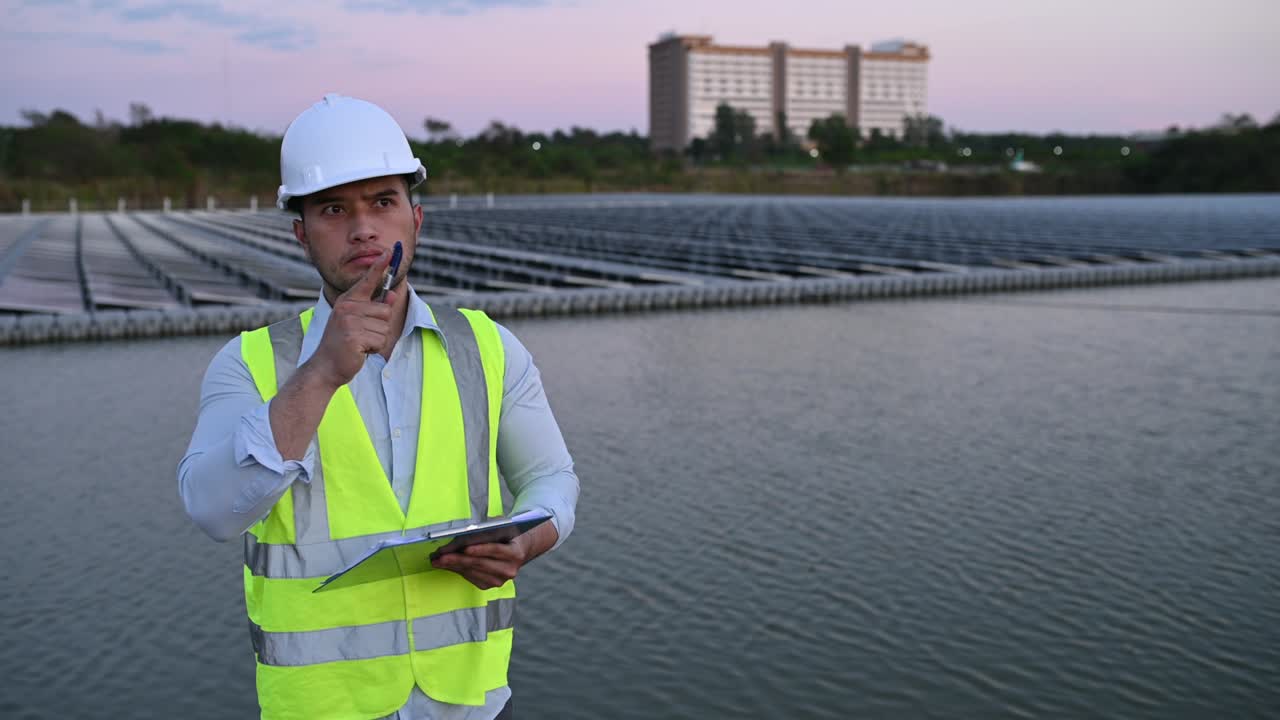 ingeniero asiático trabajando en una granja solar flotante