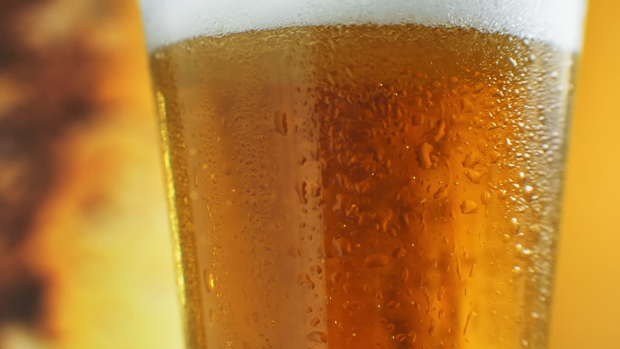 cerveza de cerca. pinta de cerveza de artesanía fría aislada en fondo negro mate rotación de 360 grados. vaso de cerveza con gotas de agua.