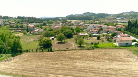 Pasatiempo-Lloviendo-Durante-Las-Vacaciones-Paseos-A-Caballo-En-El-Club-Ecuestre-De-La-Granja-Paseos-En-Familia-Joven