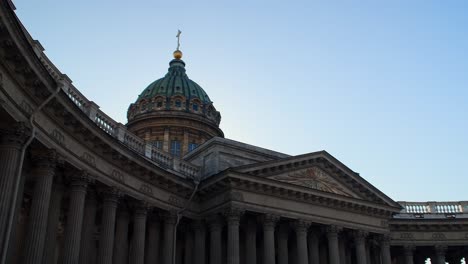 Kazan-cathedral-in-Saint-Petersburg,-Russia,-Nevsky-prospect,-Russian-Orthodox-church,-panorama-panning-shot-in-a-sunny-day