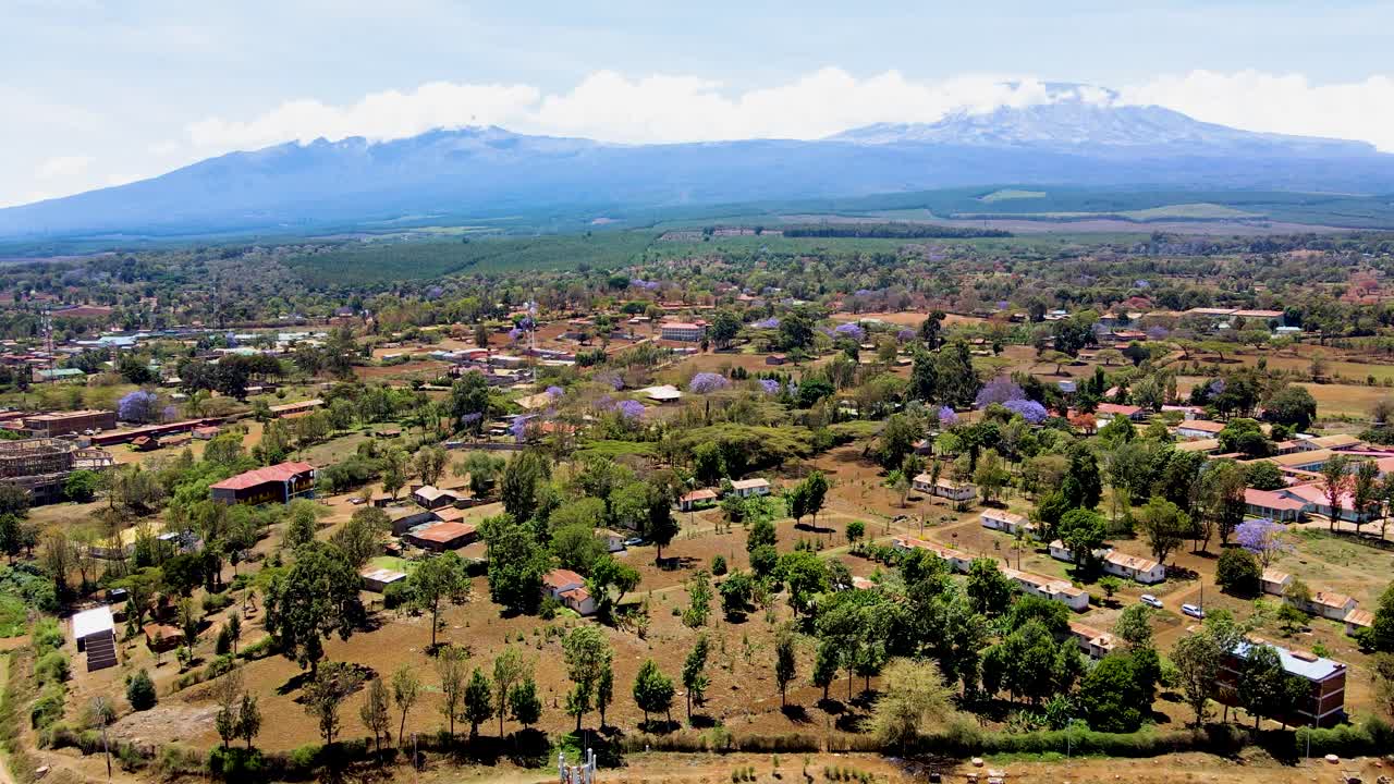 pueblo rural de kenya con el kilimanjaro en el fondo