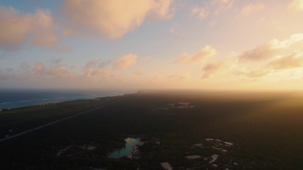 tiro misterioso de la costa tropical con niebla, descenso aéreo