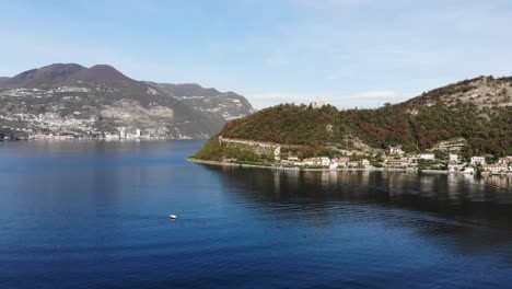 Drone-Acercándose-A-Monte-Isola-En-El-Lago-Iseo-Durante-Un-Soleado-Día-De-Otoño