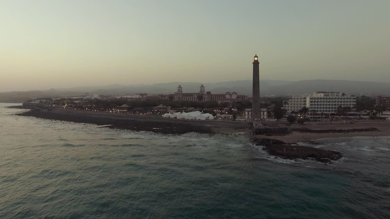 fotografía aérea de la costa de gran canaria con faro