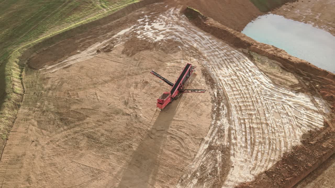 Ripresa aerea con drone di una macchina vagliatrice in un cantiere edile