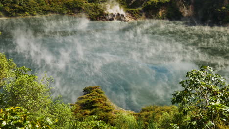 Stzeam-Místico-Del-Lago-Sartén-Que-Se-Cierne-Sobre-La-Superficie-Del-Agua-Con-Alta-Temperatura-Al-Sol