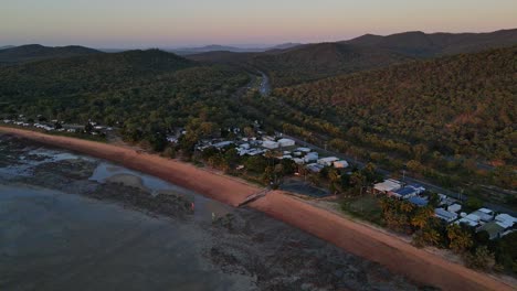 Vista-Aérea-Del-Parque-De-Vacaciones-En-Clairview-Beach-En-La-Región-De-Isaac,-Qld,-Australia