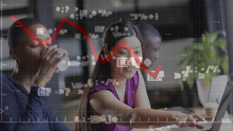 animación del procesamiento de datos financieros sobre diversas personas de negocios en la oficina