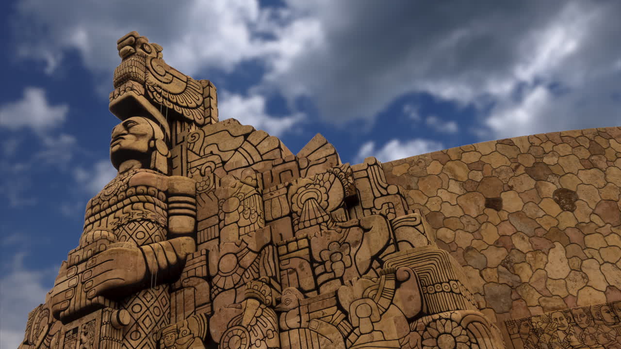 푸른 하늘과 멕시코 유카탄 메리다의 파세오 데 몬테호에서 흐릿한 시야를 가진 조국 기념비 앞의 근접 촬영 시간 경과