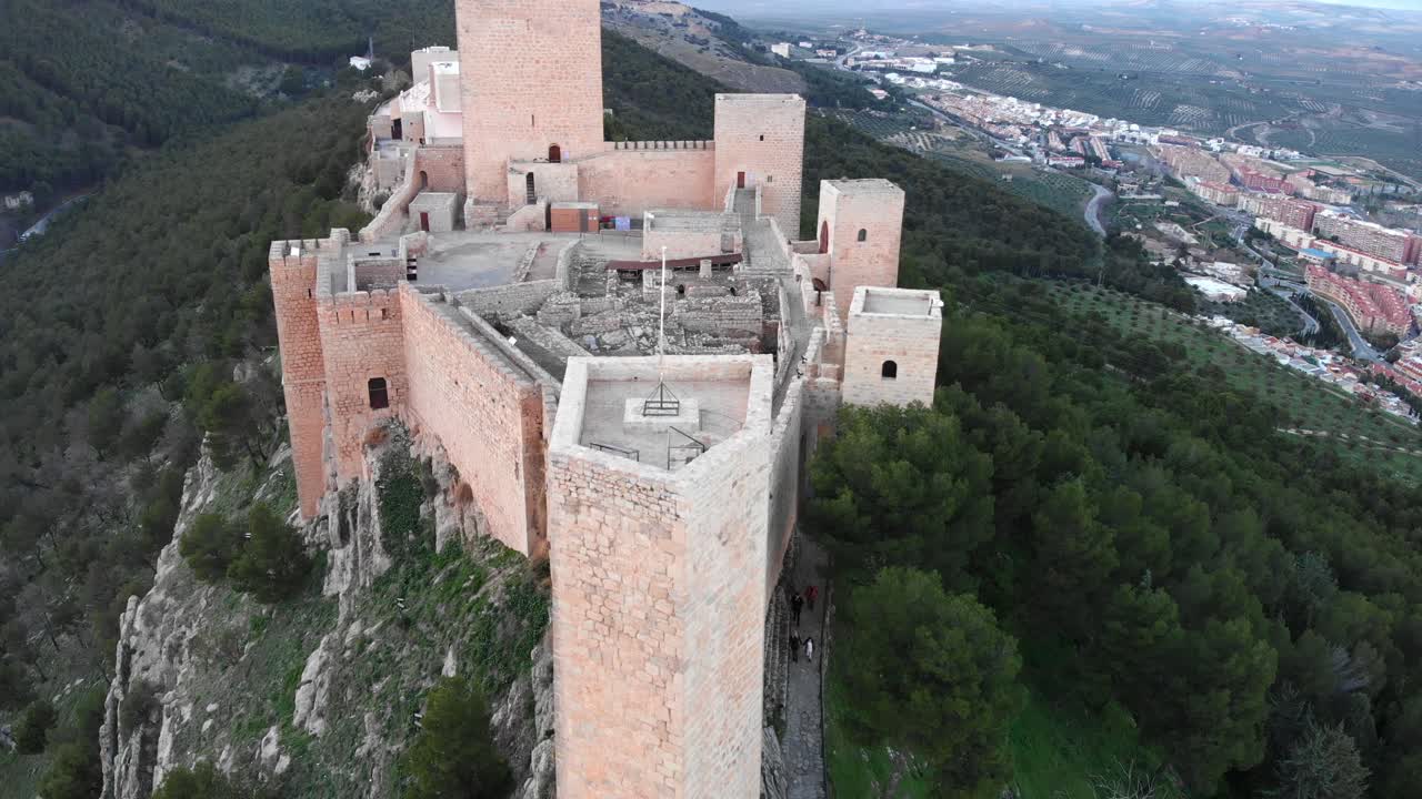 Castello di Jaén, Castello di Santa Catalina, Spagna, ripreso con un drone in 4k a 24fps, che mostra l'esterno e la città da più punti in un pomeriggio di dicembre.