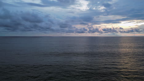 Horizonte-Nublado-Sobre-Olas-De-Color-Azul-Oscuro-Este-De-Bali-Indonesia