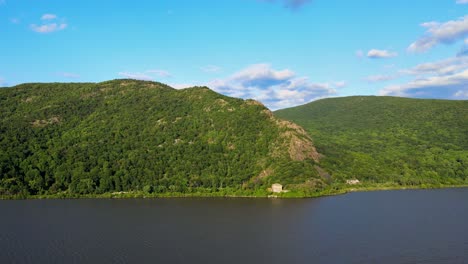 Imágenes-De-Video-De-Drones-Aéreos-Del-Verano-Sobre-El-Valle-Del-Río-Hudson-En-Las-Tierras-Altas-De-Hudson-Con-Nubes-Esponjosas-Y-Cielos-Azules