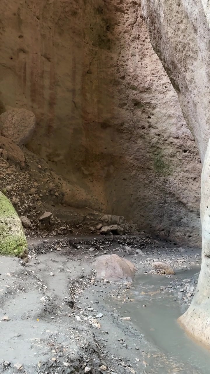 Uno stretto ruscello di montagna scorre attraverso un aspro canyon con imponenti pareti rocciose nel distretto di Gunibsky, Repubblica del Dagestan, Russia.